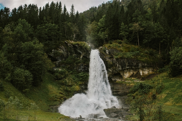 摄影师徒步14小时拍婚纱照：史诗般壮美！