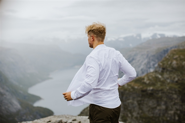 摄影师徒步14小时拍婚纱照：史诗般壮美！