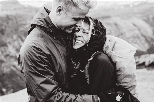 摄影师徒步14小时拍婚纱照：史诗般壮美！