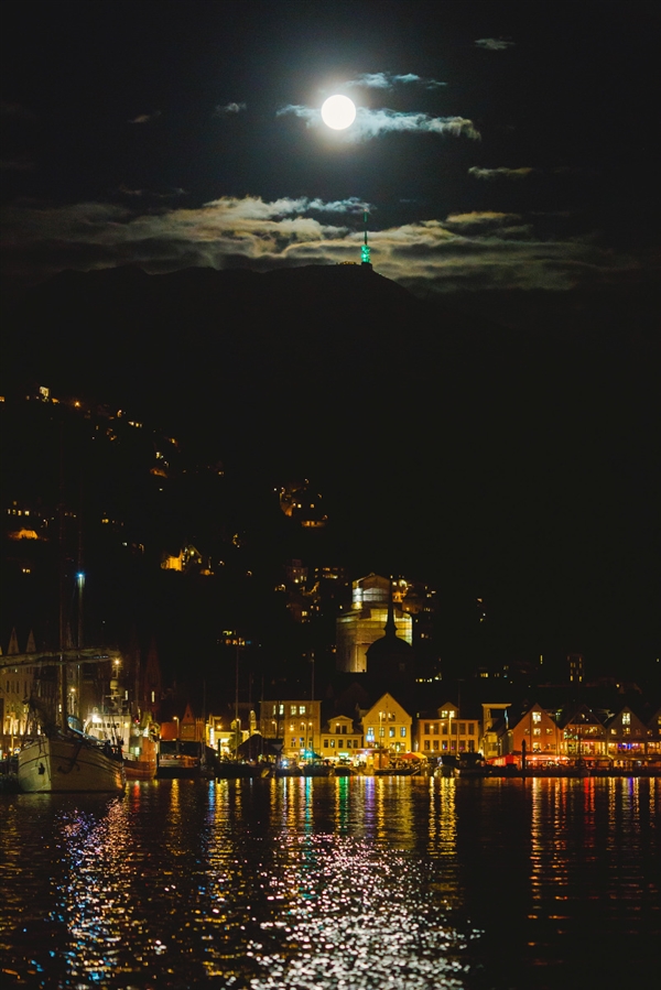 摄影师徒步14小时拍婚纱照：史诗般壮美！