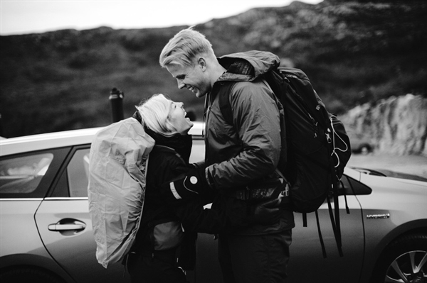 摄影师徒步14小时拍婚纱照：史诗般壮美！