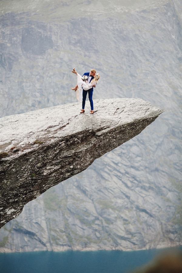 摄影师徒步14小时拍婚纱照：史诗般壮美！