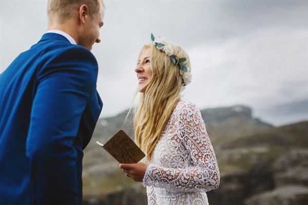 摄影师徒步14小时拍婚纱照：史诗般壮美！