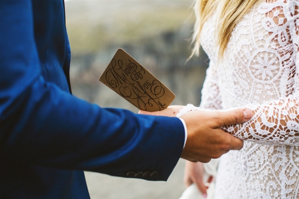 摄影师徒步14小时拍婚纱照：史诗般壮美！