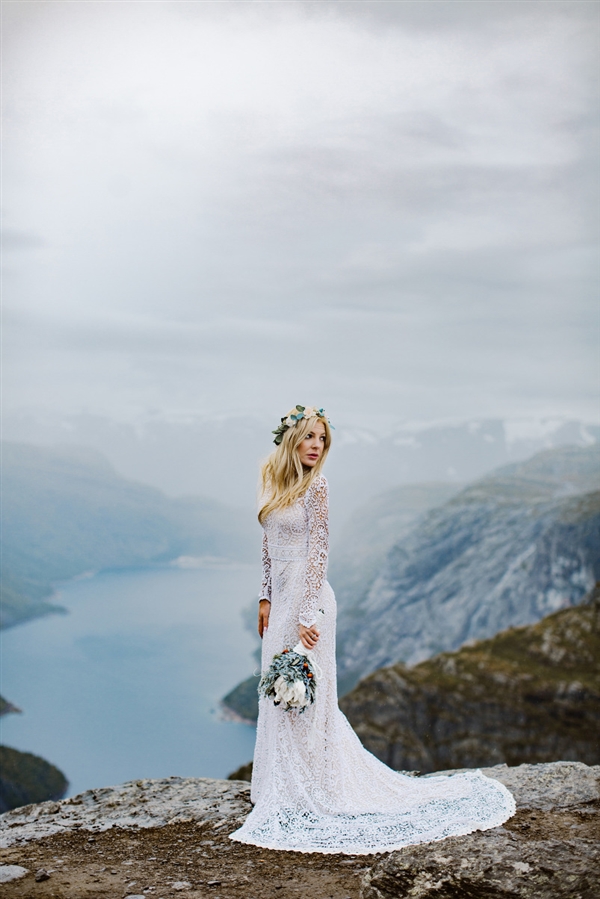 摄影师徒步14小时拍婚纱照：史诗般壮美！