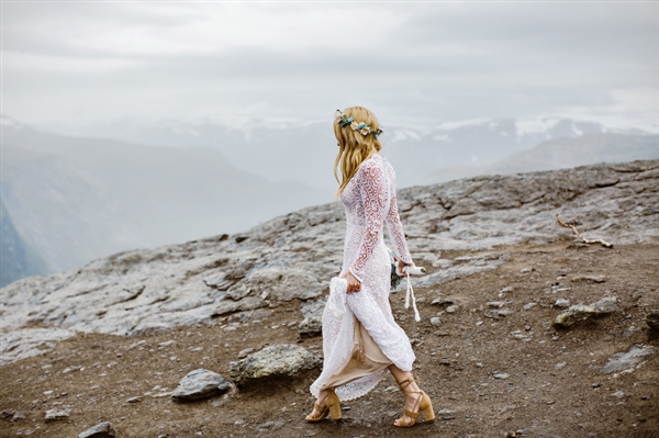 摄影师徒步14小时拍婚纱照：史诗般壮美！