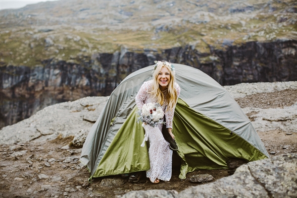 摄影师徒步14小时拍婚纱照：史诗般壮美！