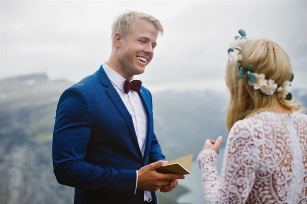 摄影师徒步14小时拍婚纱照：史诗般壮美！