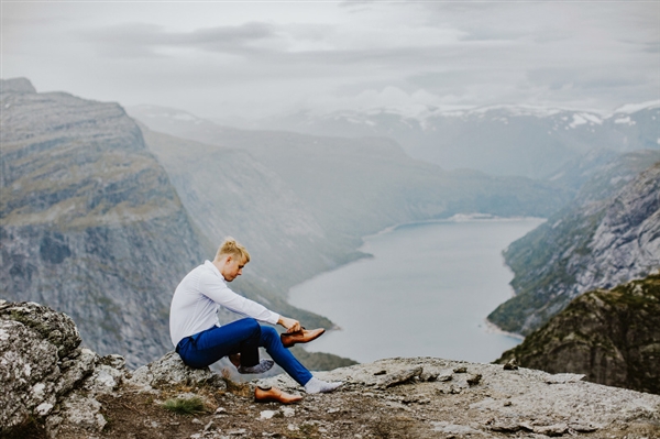摄影师徒步14小时拍婚纱照：史诗般壮美！