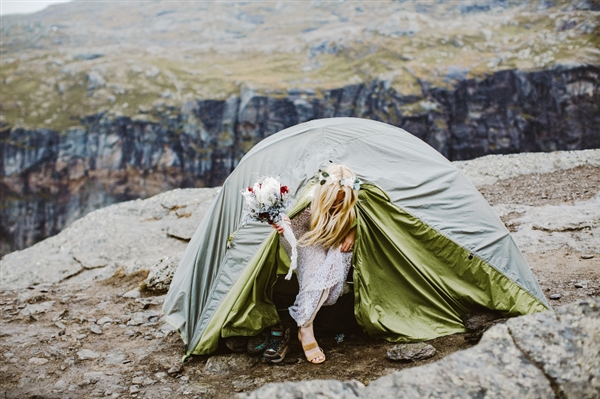 摄影师徒步14小时拍婚纱照：史诗般壮美！