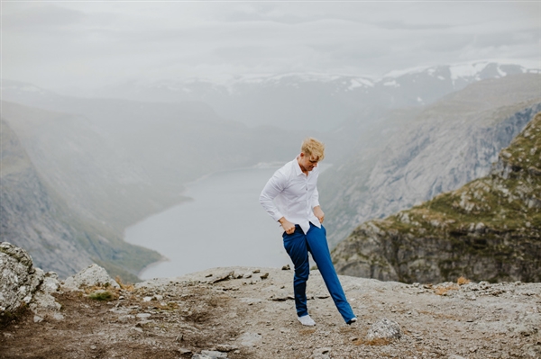 摄影师徒步14小时拍婚纱照：史诗般壮美！