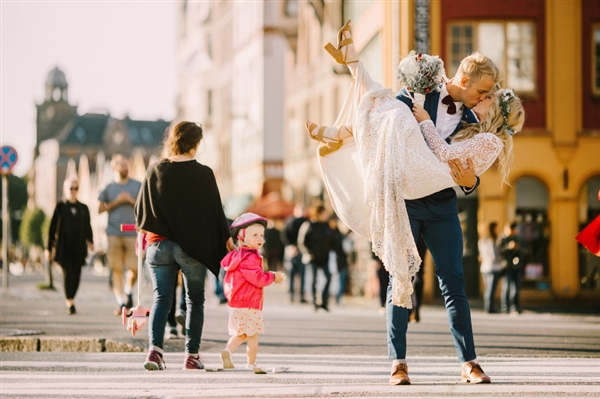 摄影师徒步14小时拍婚纱照：史诗般壮美！