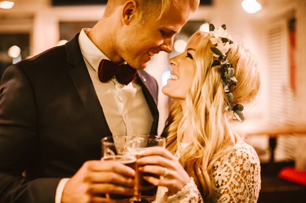 摄影师徒步14小时拍婚纱照：史诗般壮美！