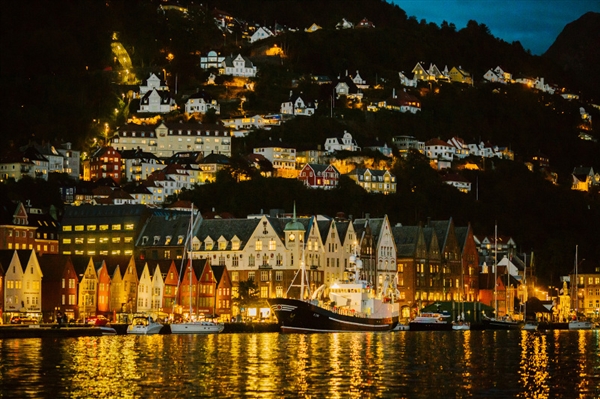 摄影师徒步14小时拍婚纱照：史诗般壮美！