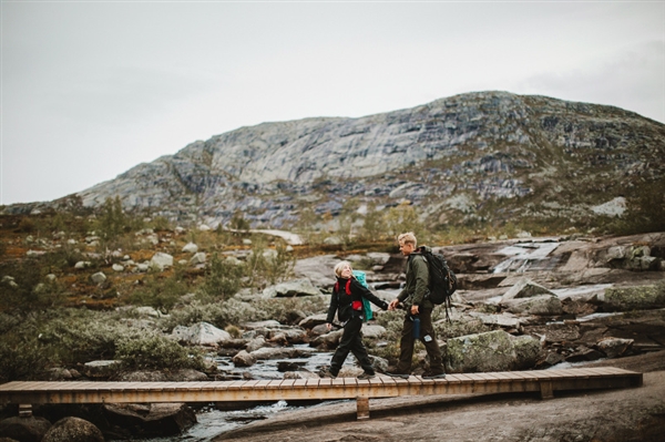 摄影师徒步14小时拍婚纱照：史诗般壮美！