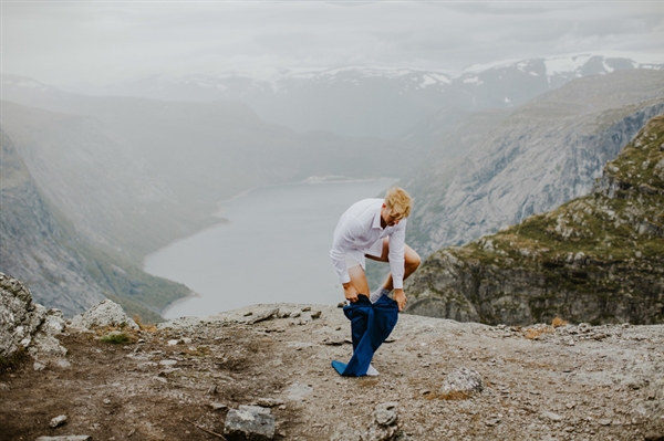 摄影师徒步14小时拍婚纱照：史诗般壮美！