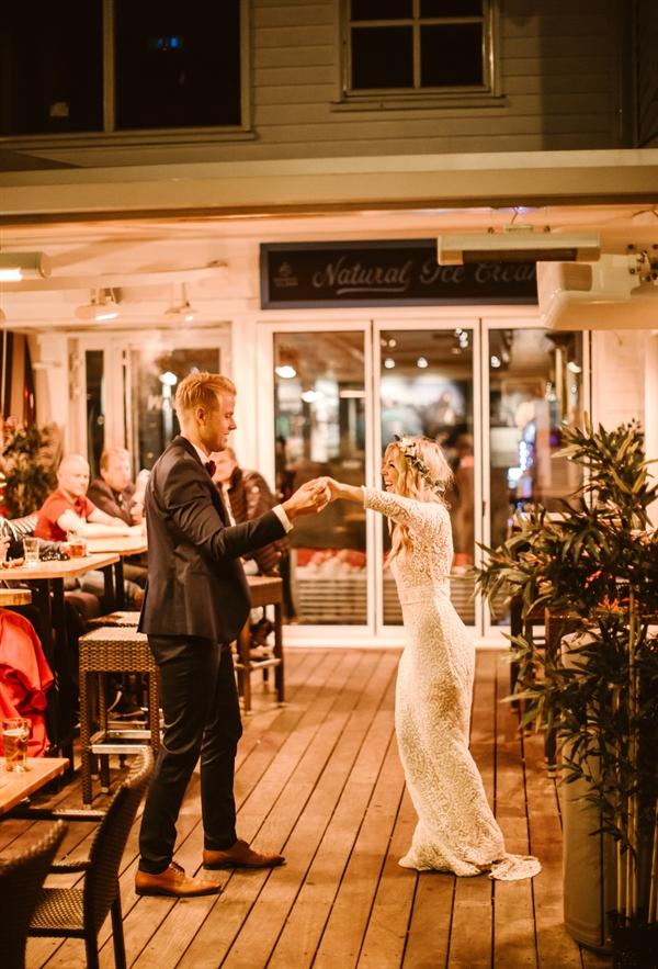 摄影师徒步14小时拍婚纱照：史诗般壮美！