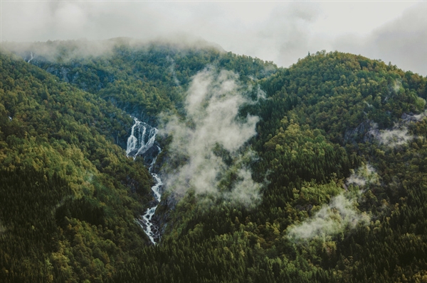 摄影师徒步14小时拍婚纱照：史诗般壮美！