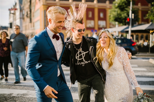 摄影师徒步14小时拍婚纱照：史诗般壮美！