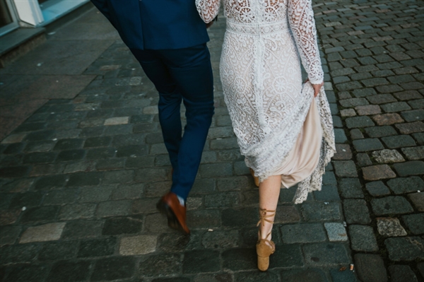 摄影师徒步14小时拍婚纱照：史诗般壮美！