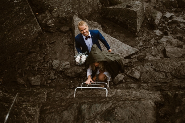 摄影师徒步14小时拍婚纱照：史诗般壮美！