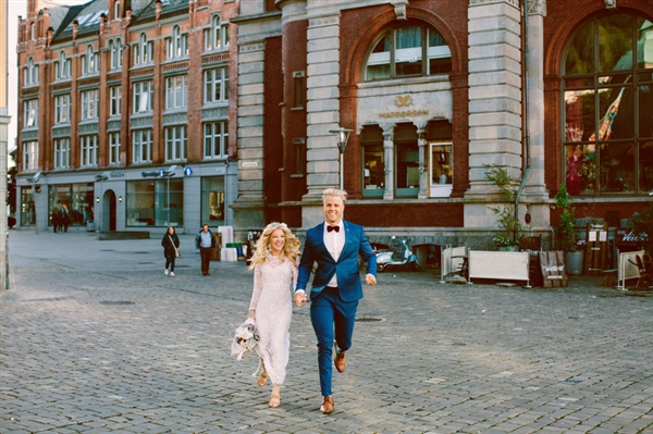 摄影师徒步14小时拍婚纱照：史诗般壮美！