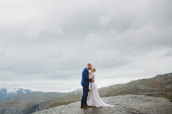 摄影师徒步14小时拍婚纱照：史诗般壮美！