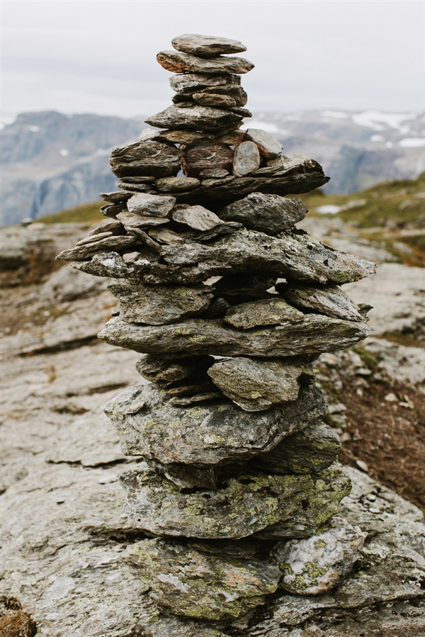 摄影师徒步14小时拍婚纱照：史诗般壮美！