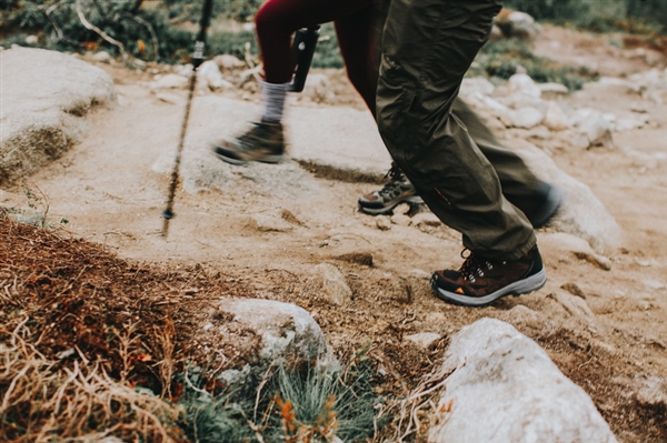 摄影师徒步14小时拍婚纱照：史诗般壮美！