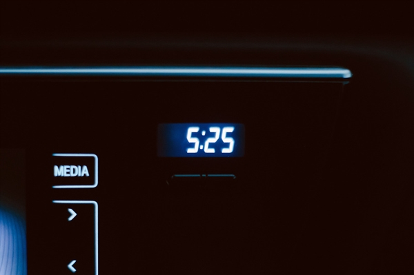 摄影师徒步14小时拍婚纱照：史诗般壮美！