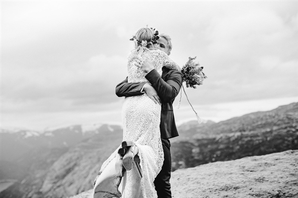 摄影师徒步14小时拍婚纱照：史诗般壮美！