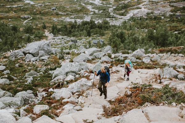 摄影师徒步14小时拍婚纱照：史诗般壮美！