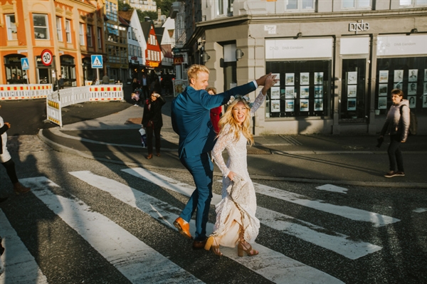 摄影师徒步14小时拍婚纱照：史诗般壮美！