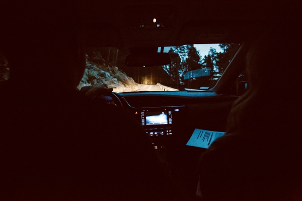 摄影师徒步14小时拍婚纱照：史诗般壮美！