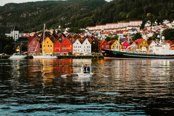 摄影师徒步14小时拍婚纱照：史诗般壮美！