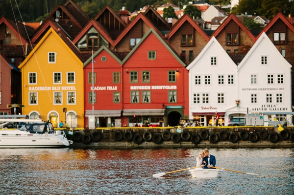 摄影师徒步14小时拍婚纱照：史诗般壮美！