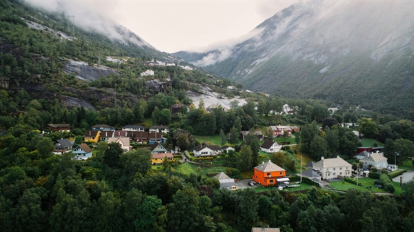 摄影师徒步14小时拍婚纱照：史诗般壮美！