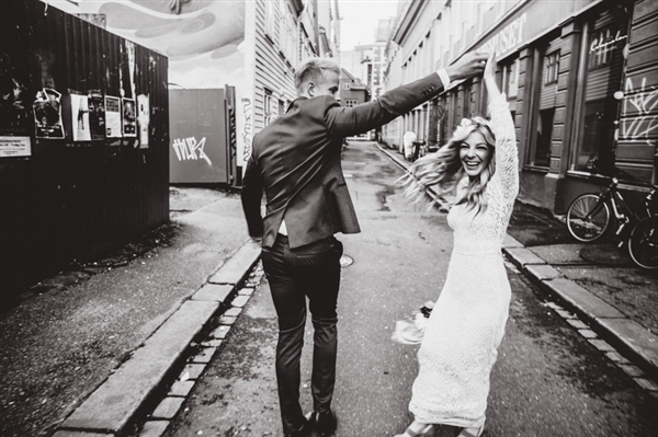 摄影师徒步14小时拍婚纱照：史诗般壮美！