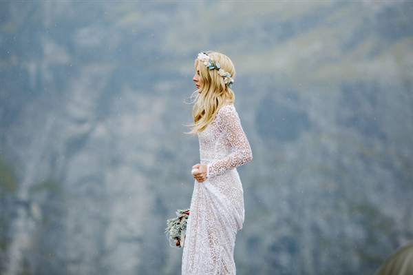 摄影师徒步14小时拍婚纱照：史诗般壮美！