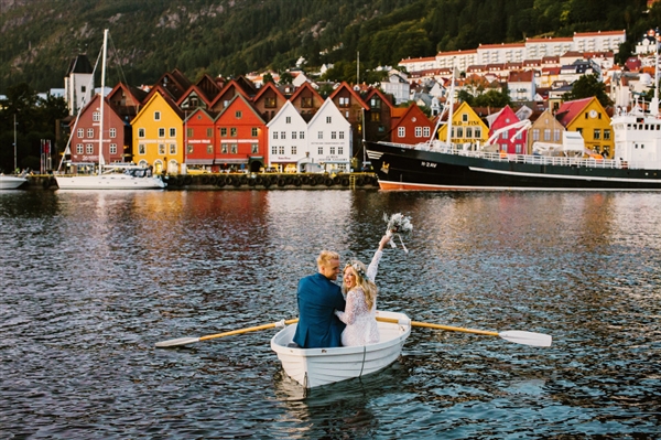 摄影师徒步14小时拍婚纱照：史诗般壮美！