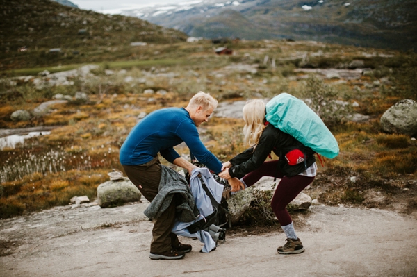 摄影师徒步14小时拍婚纱照：史诗般壮美！