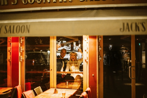 摄影师徒步14小时拍婚纱照：史诗般壮美！