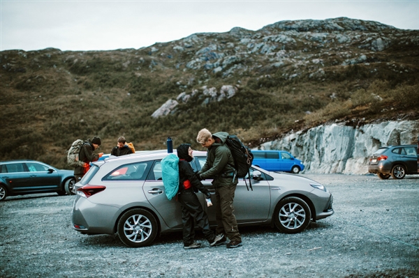 摄影师徒步14小时拍婚纱照：史诗般壮美！