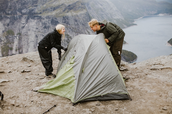 摄影师徒步14小时拍婚纱照：史诗般壮美！