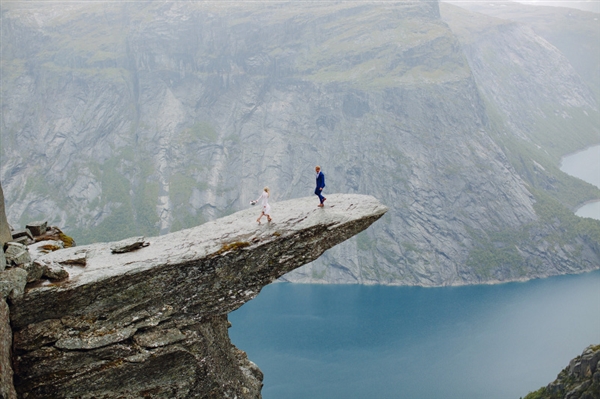 摄影师徒步14小时拍婚纱照：史诗般壮美！