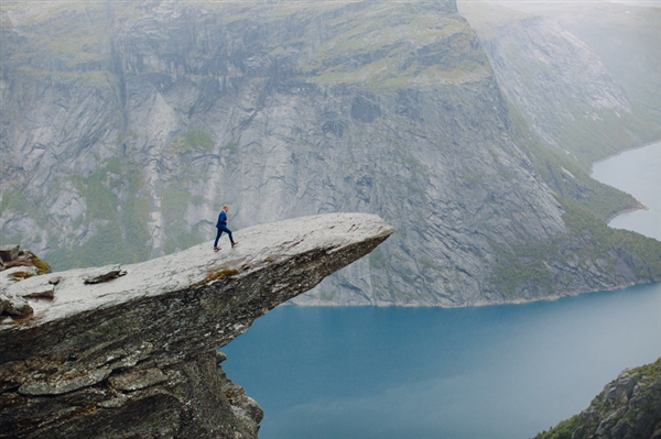 摄影师徒步14小时拍婚纱照：史诗般壮美！