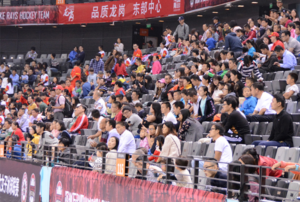 昆仑鸿星点燃深圳冰雪激情 观众见证女冰主场首胜