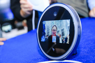 阿里钉钉推出智能前台等三款新产品&nbsp;人脸识别取代指纹打卡