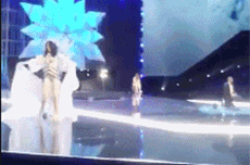 维密走秀摔倒的后果是什么？奚梦瑶曾说：退休吧