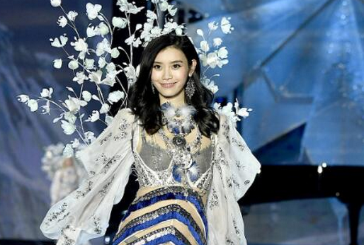 维密走秀摔倒的后果是什么？奚梦瑶曾说：退休吧